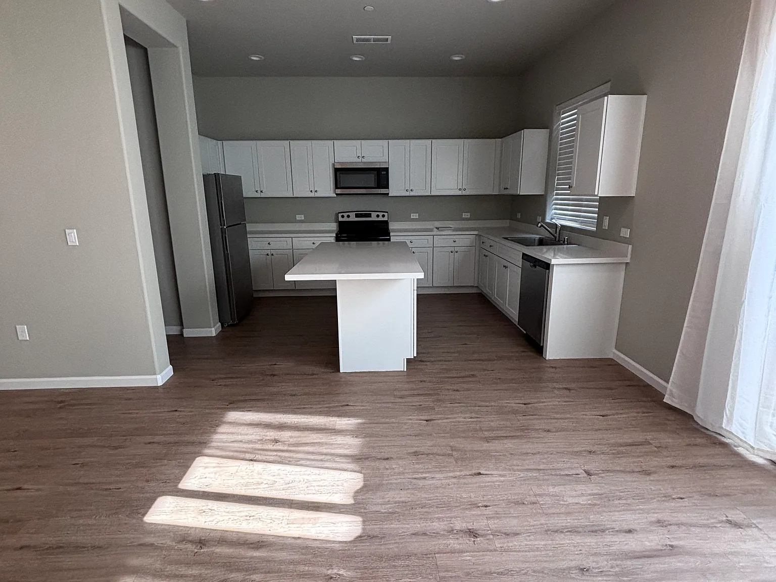 3 bed, 2028 sqft, $2,600 — Photo 3