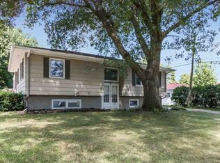 200 13th Ave, Hiawatha, IA 52233