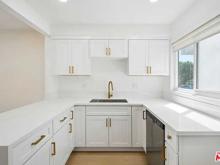 919 S Sherbourne Dr #1 — Photo 10