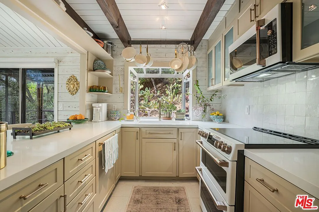 3 bed, 2.0 bath, 1986 sqft, $8,500 — Photo 4