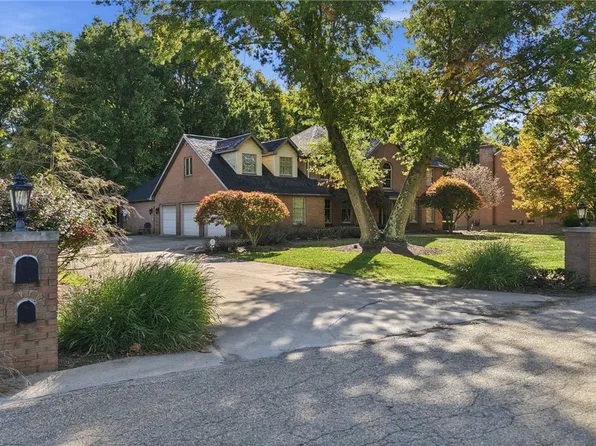 975 Brandywine Dr, Hermitage, PA 16148