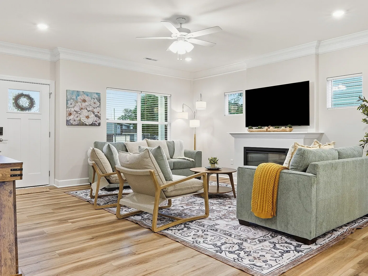 4 bed, 2.5 bath, 2400 sqft, $4,999 — Photo 3