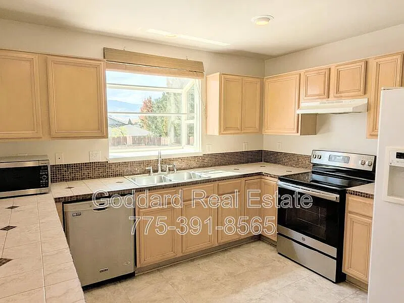 4 bed, 2.0 bath, 1877 sqft, $2,900 — Photo 4