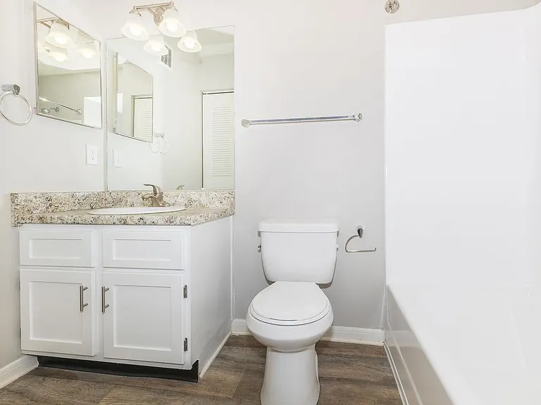 Hillhurst Apartments — Photo 16