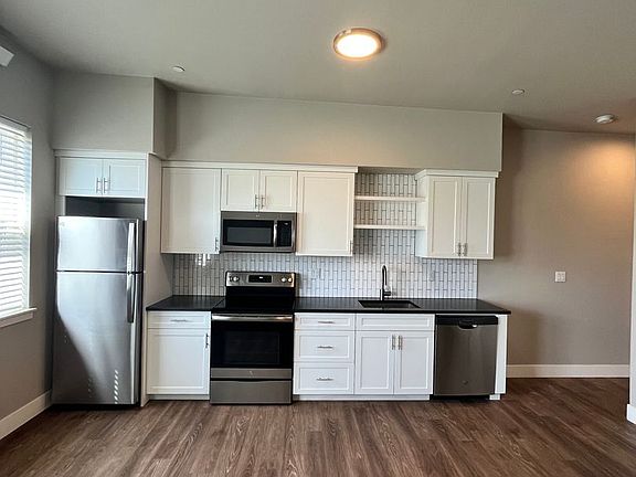 5th image of 1415 N Dekum St #303
