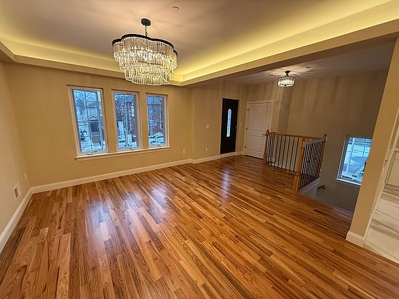 5th image of 372 Sharon Ave #2