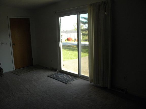 5th image of 829 Terre Haute Dr