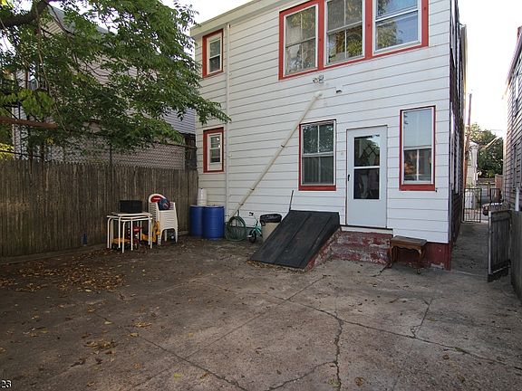 3rd image of 125 Parker St