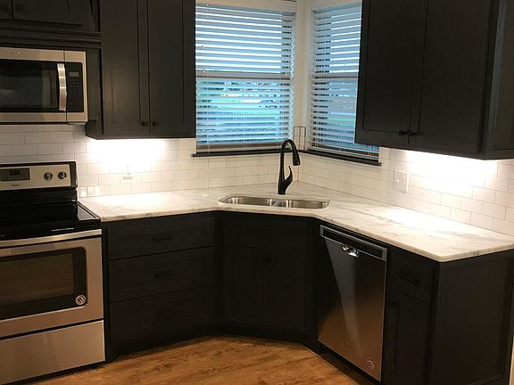 3rd image of 2412 Thornberry Ln
