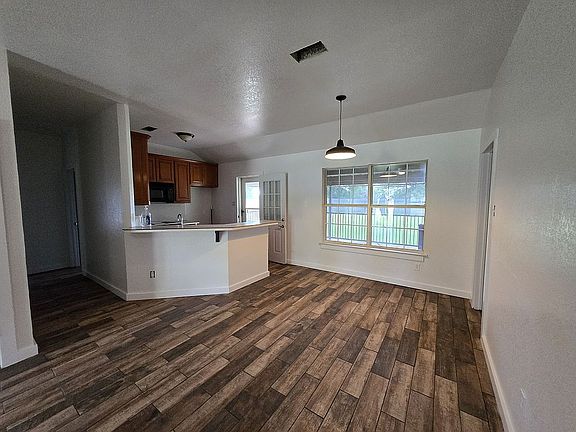 4th image of 205 N Spring Branch Trl