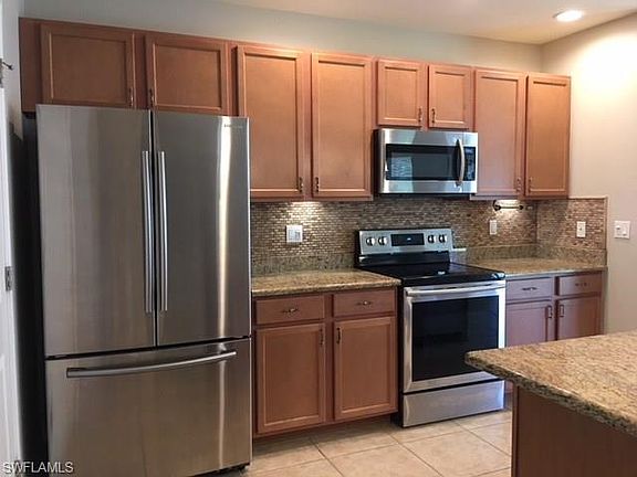 4th image of 528 SW 27th Ter
