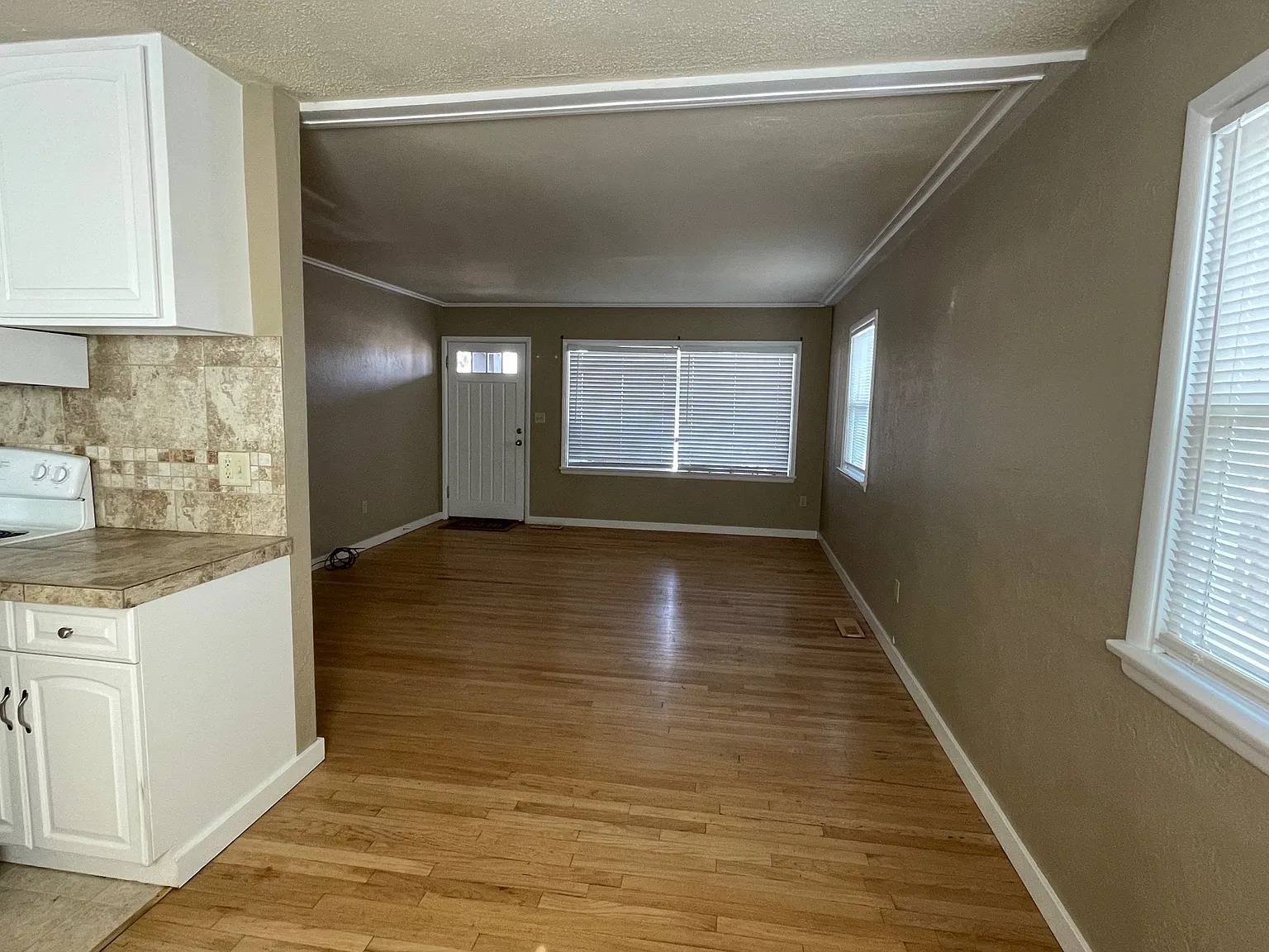 3 bed, 1000 sqft, $2,200 — Photo 2