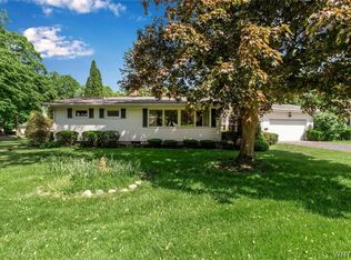 8 Priscilla Ln, Lockport, NY 14094