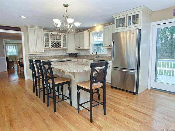 4th image of 9 Lincoln Ln