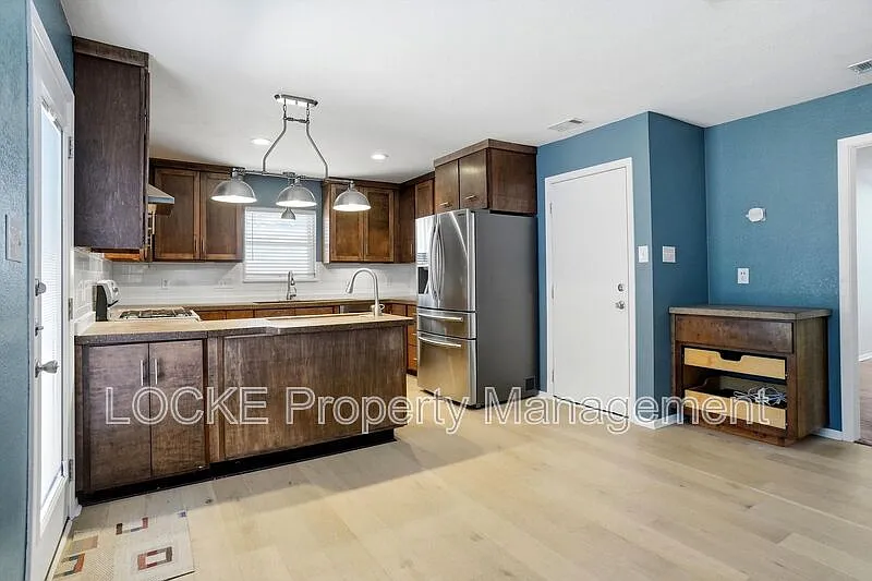 3 bed, 2.0 bath, 1857 sqft, $2,195 — Photo 3