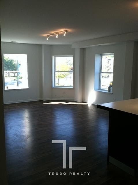 1st image of 1544 W Glenlake Ave #0