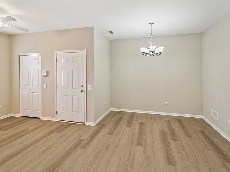 1161 Mount Vernon Dr — Photo 2