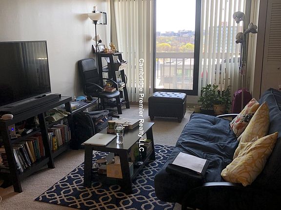 5th image of 812 Memorial Dr APT 1910