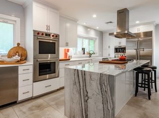 8 Deer Run Dr, West Hartford, CT 06107