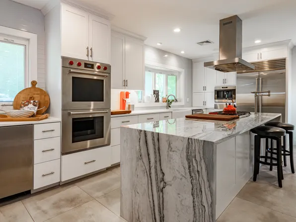 8 Deer Run Drive, West Hartford, CT 06107