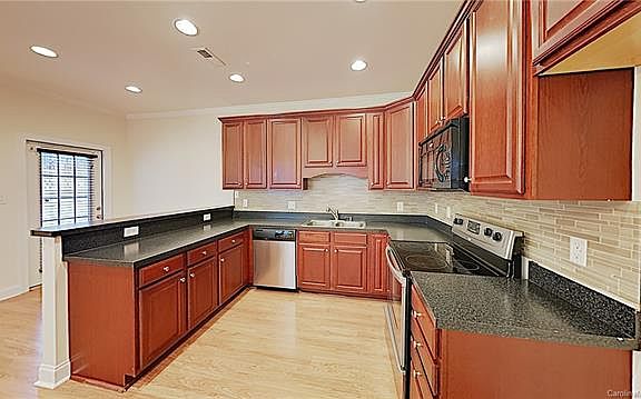 4th image of 110 Sherman Oaks Ln