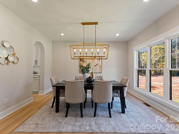 4th image of 426 Richards Ln
