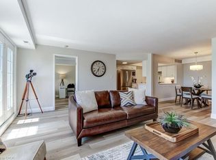 216 Plains Rd W #B405, Burlington, ON L7T 4M1