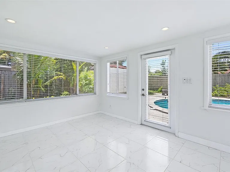 2440 SW 16th St — Photo 30