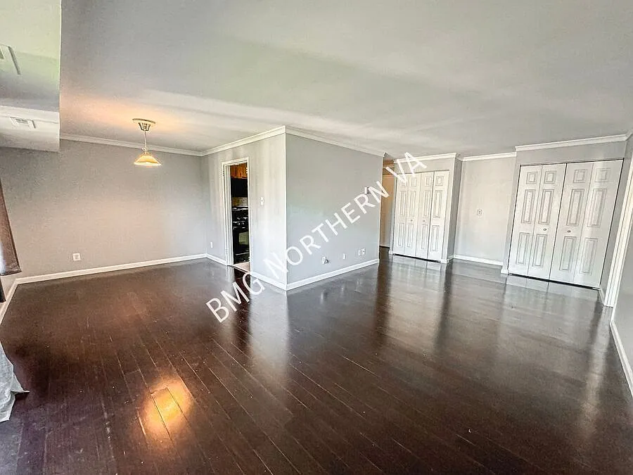 Sun-filled and Modern 2 Bed 2 Bath In Amenity Rich Woodlake Towers — Photo 3