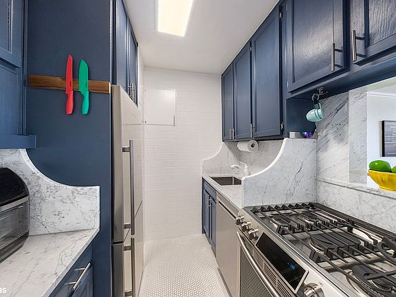 2nd image of 2025 Broadway APT 20F