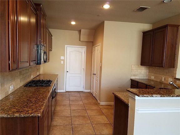 5th image of 826 Apple Hill Dr