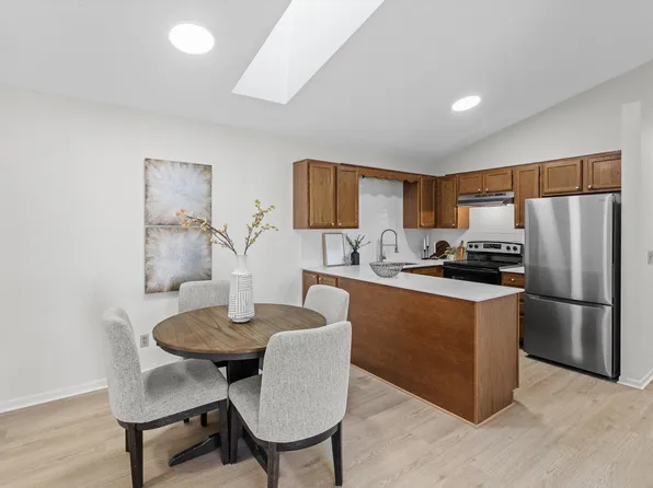 975 Pondview Ct, Vadnais Heights, MN 55127