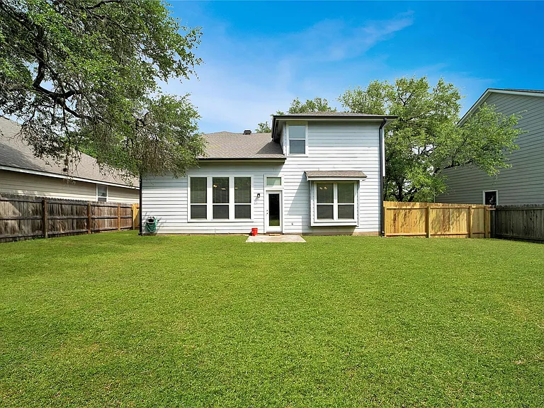 121 Park Ln — Photo 32