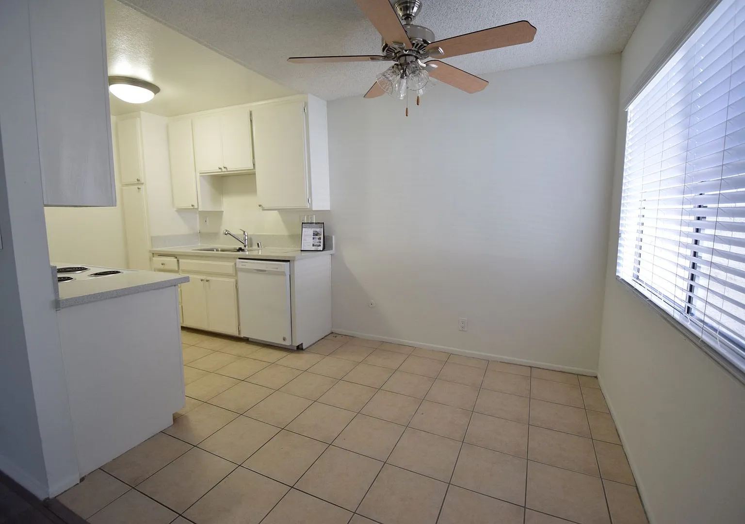 6115 Whitsett Ave — Photo 4