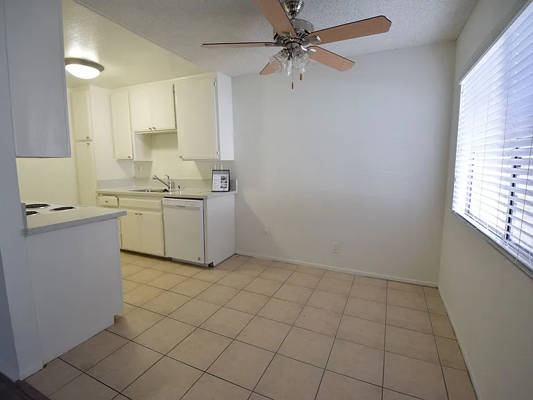 6115 Whitsett Ave — Photo 4
