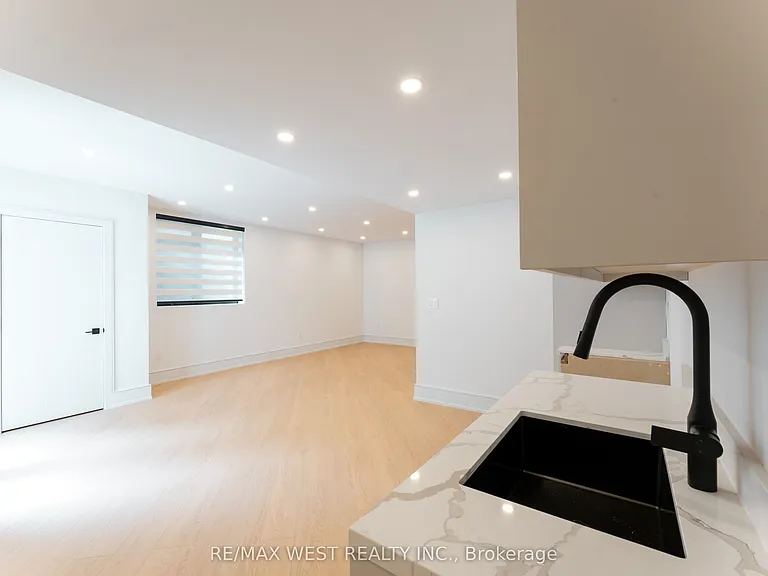 510 Wellington Cres — Photo 29