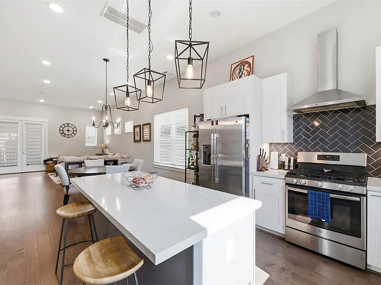 1116 W 15th 1/2 St #C — Photo 17