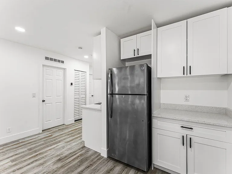 134 SW 14th Ave — Photo 4