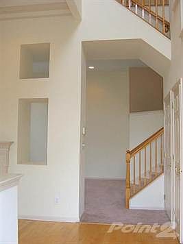 2-Story Foyer w/Hardwood