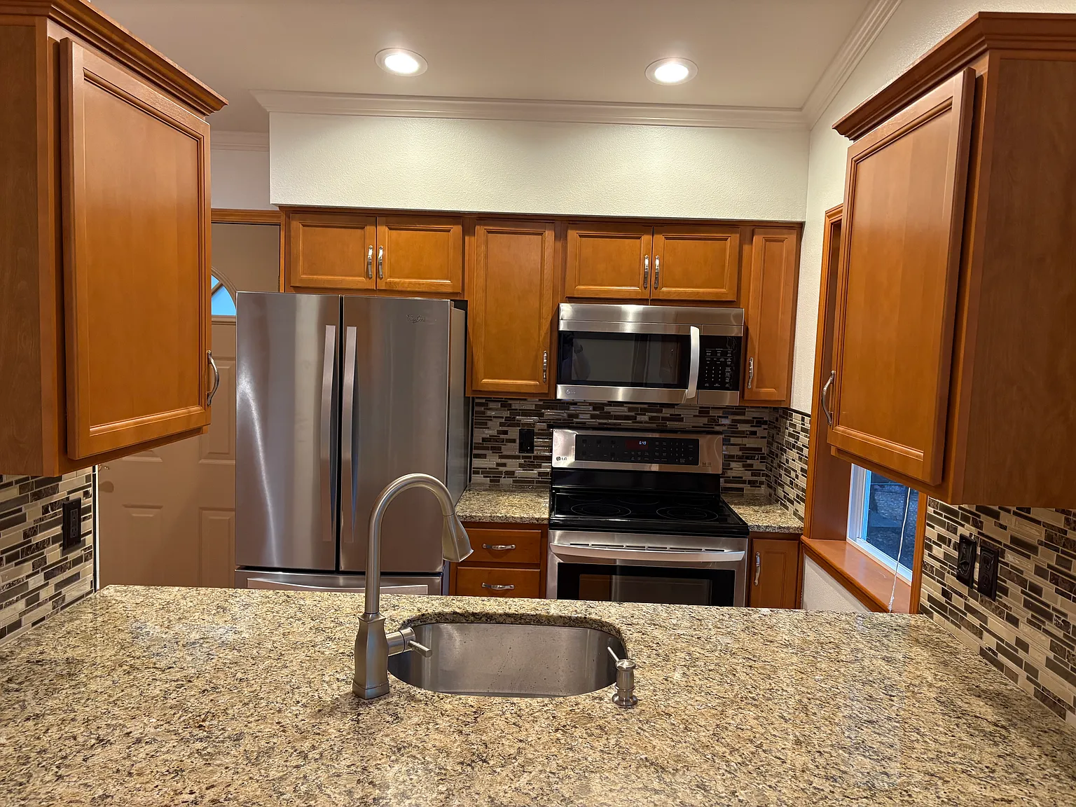 2 bed, 825 sqft, $1,950 — Photo 2