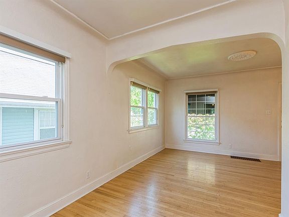5th image of 2127 E Ave NE