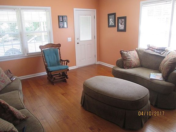 3rd image of 607 W Dennis Ave
