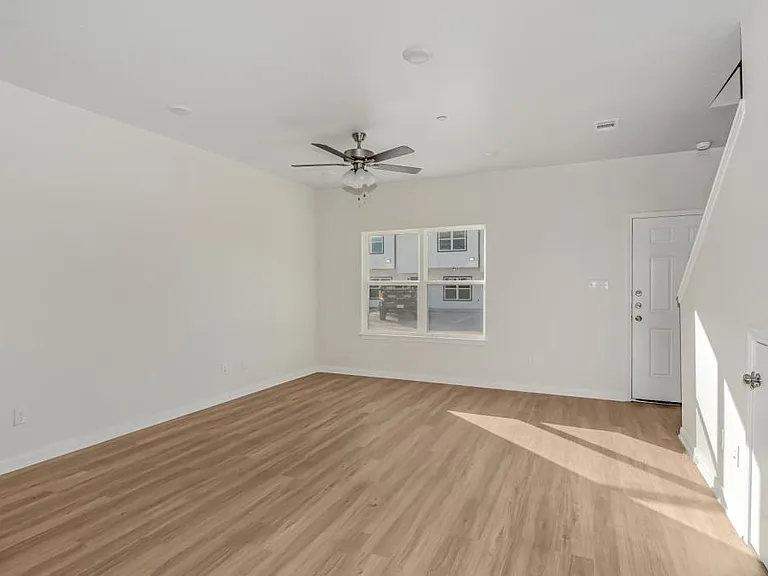 601 W 24th St — Photo 9