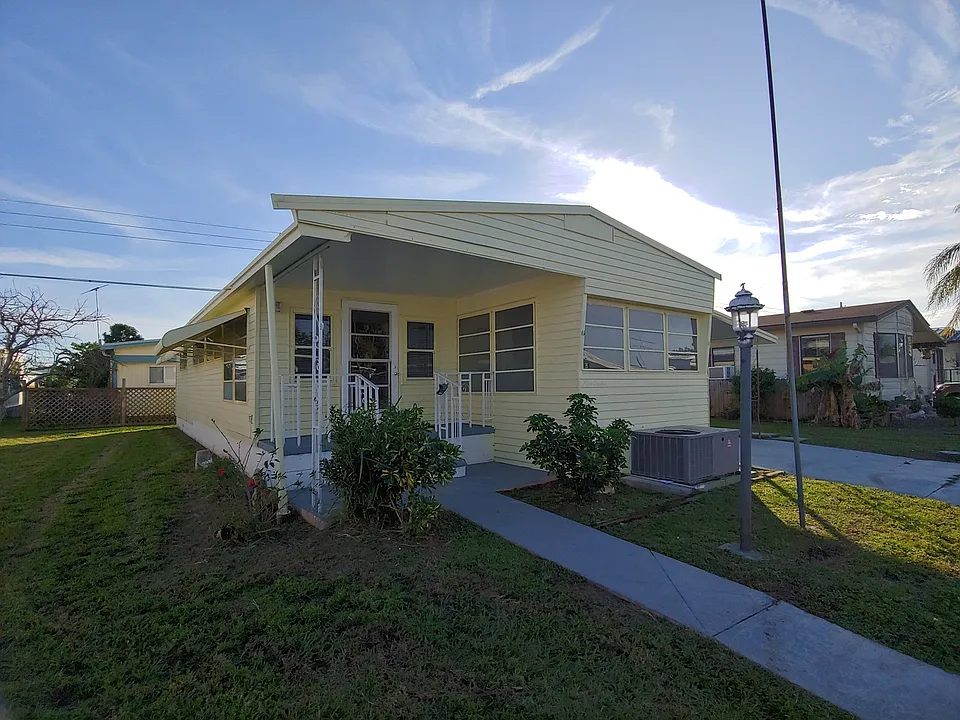 912 49th Ave W