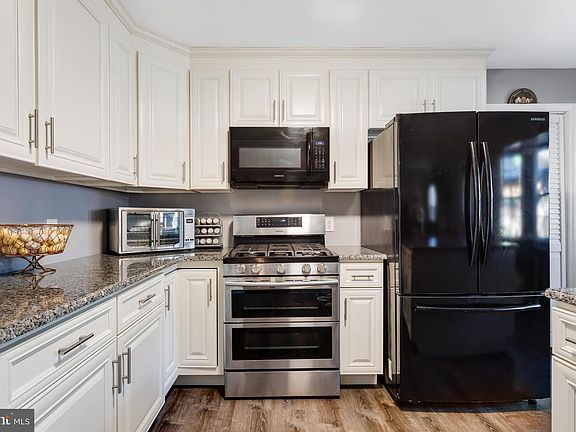 5th image of 126 Dennis Ave