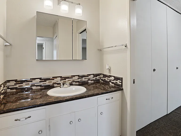 Avenue West Apartments — Photo 8