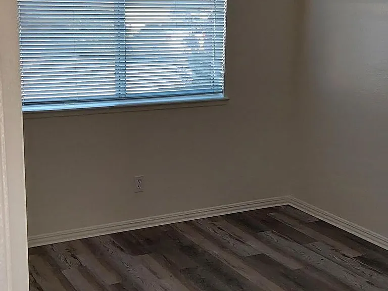 2750 Akard Ave — Photo 4