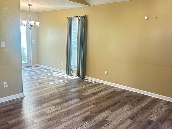 4th image of 1924 Clover Dr