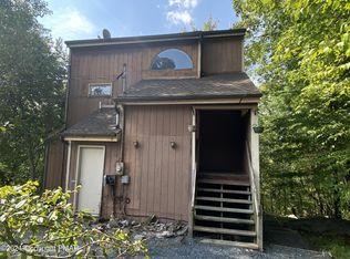1045 Hampstead Rd, Bushkill, PA 18324