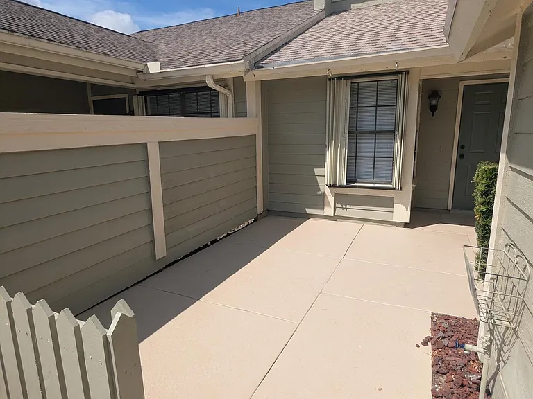 1455 SE Colchester Cir — Photo 3